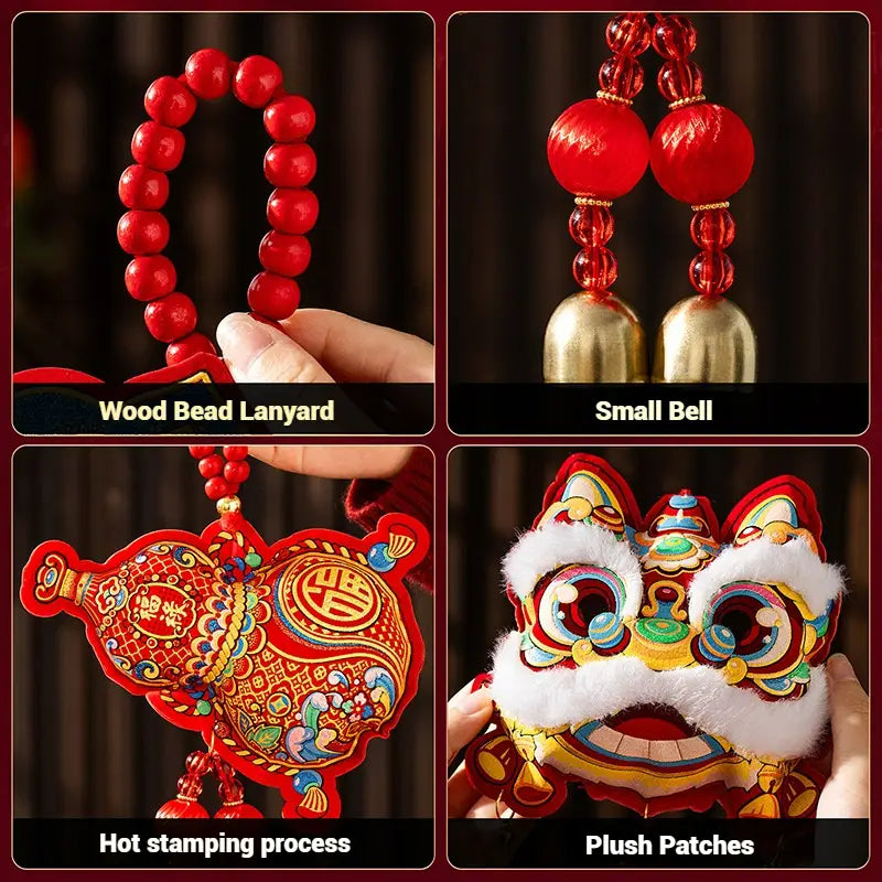 Rote Holzperlen-Lanyard mit glänzender Oberfläche, versehen mit traditionellen chinesischen glücksverheißenden Symbolen, verwendet als chinesisches Neujahrsfest-Pferde-Anhänger-Ornament für festliche Quastenverzierung.