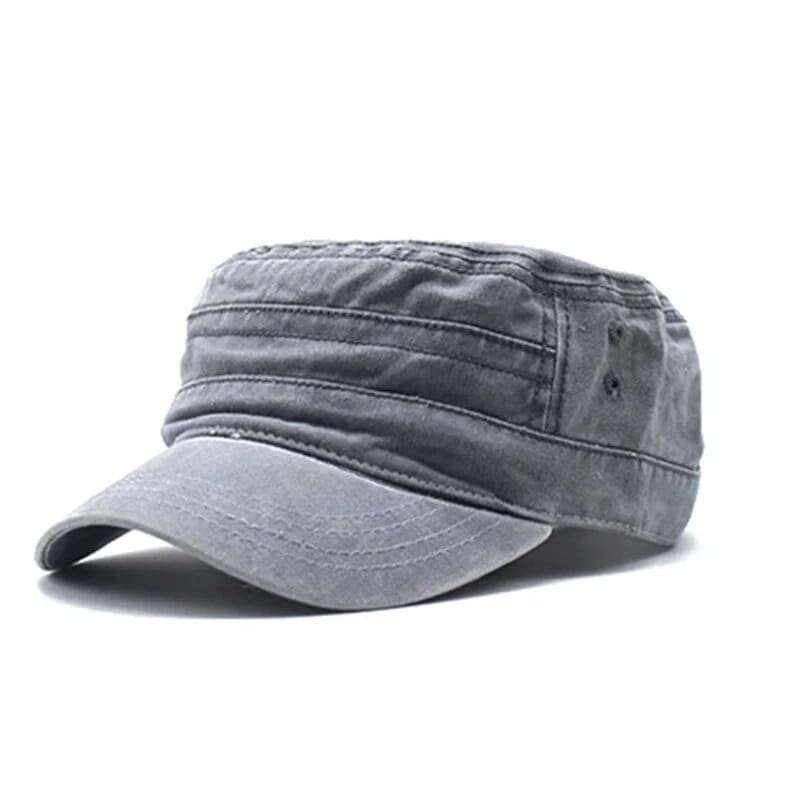 Une casquette militaire en coton gris délavé, avec visière structurée et détails de couture visibles, casquette de cadet en denim vintage.