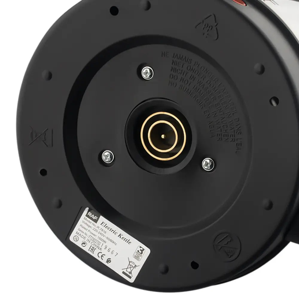 Schwarze Basis des Elektro-Wasserkochers mit goldfarbenem zentralem Anschluss und silbernen Schrauben; mit weißem Label „raf“ für den Edelstahl-Elektro-Wasserkocher 2 l 1500 W.