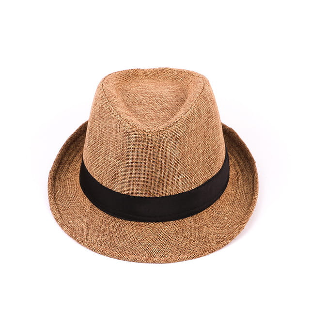 Un sombrero fedora beige tejido para hombre hecho de material color camel con banda de raso negra.