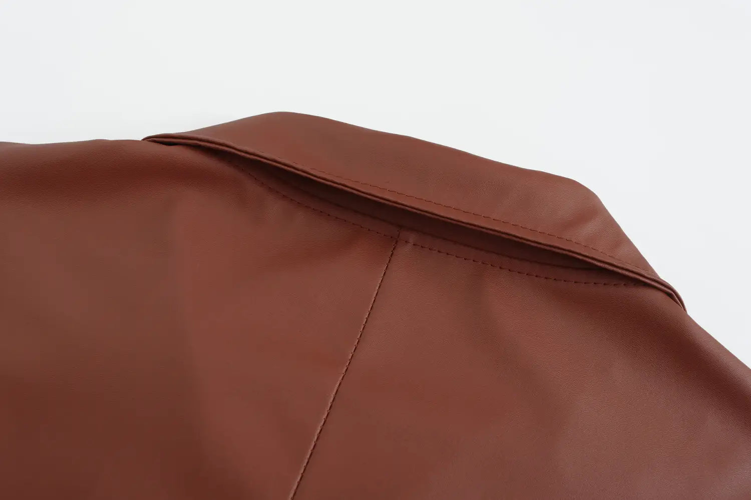 col de veste en simili cuir marron avec couture soignée et texture lisse sur les longues vestes en cuir goth homme