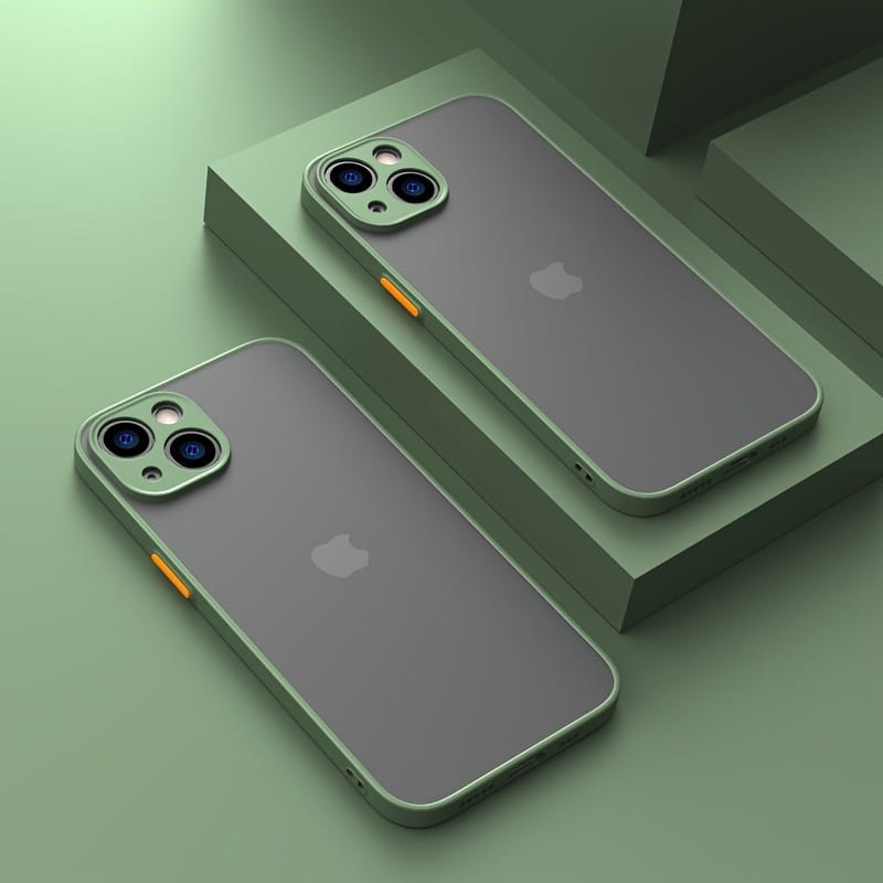 Carcasa transparente para iPhone con armadura translúcida resistente a impactos, en verde menta, con un acabado mate sutil y acento naranja en el botón lateral, mostrada desde el reverso.