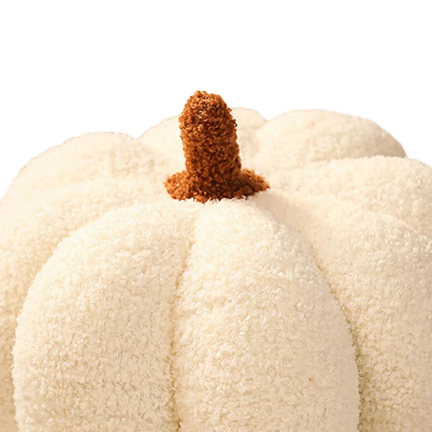 Coussin décoratif en peluche en forme de citrouille de couleur crème, avec une surface duveteuse texturée et une tige brune épiquée, idéal pour les coussins en forme de citrouille d’Halloween et pour la décoration saisonnière.