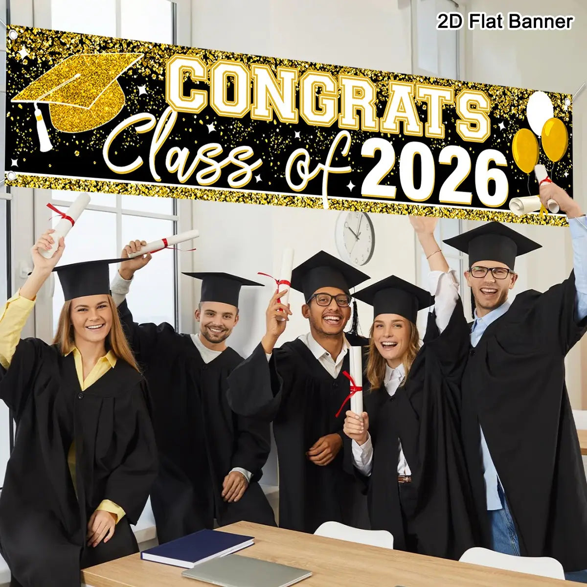 Banner de graduación con brillo dorado con texto felicitaciones clase de 2026 y gráfico de birrete para suministros de fiesta de graduación