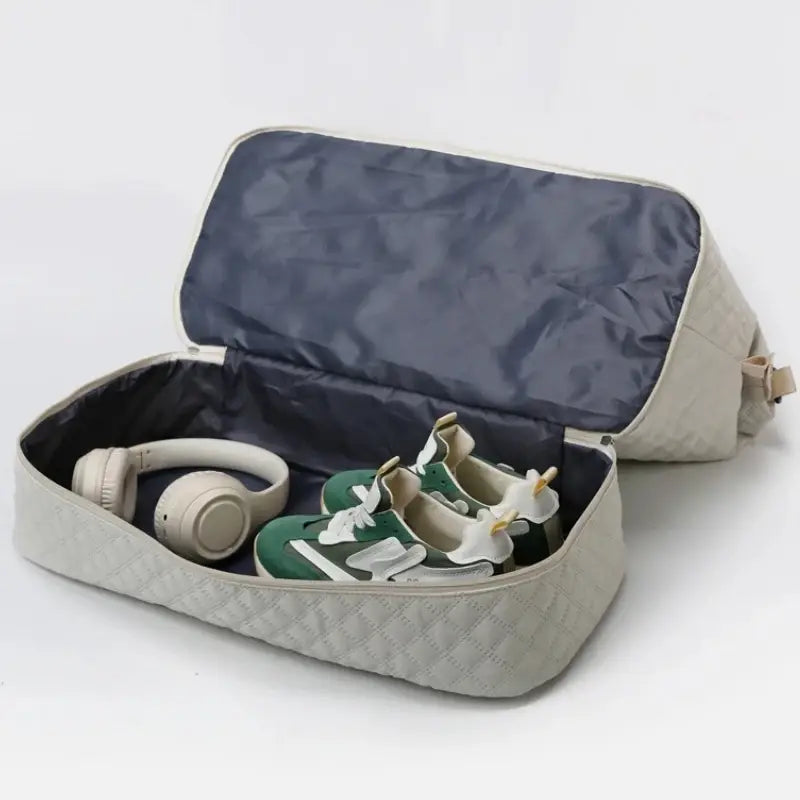 Organizador de zapatos acolchado color beige con forro interior azul marino oscuro dentro de una bolsa de viaje tipo duffel tote weekender grande para viajes