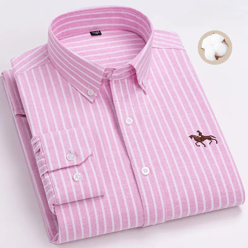 chemise pour homme en oxford à coupe ajustée 100 % coton, rose et blanc, avec rayures verticales, et un logo de cheval marron brodé sur la partie gauche de la poitrine