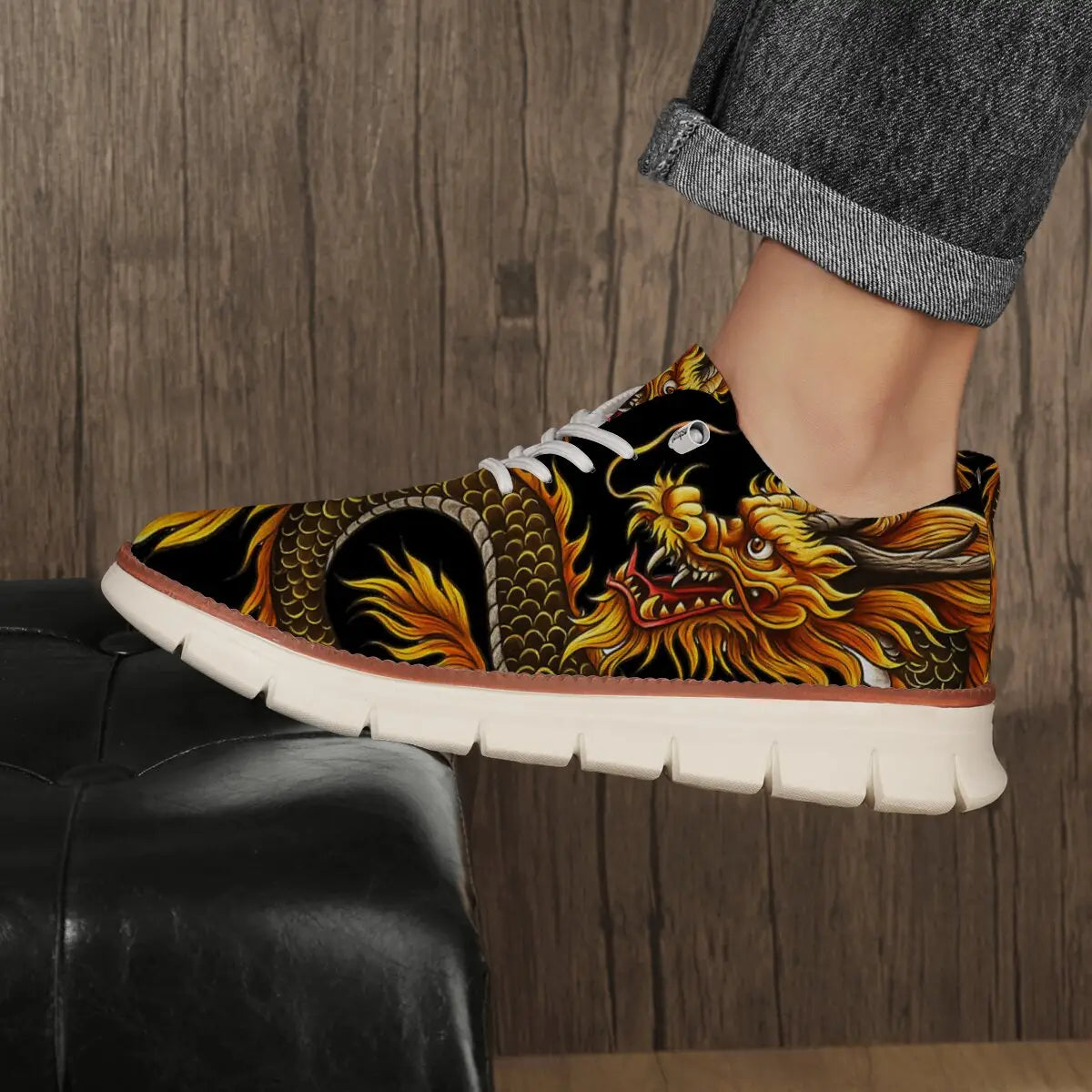 Chaussures derby brogue décontractées en maille pour hommes, en toile noire, avec un design de dragon doré vibrant et des lacets blancs.
