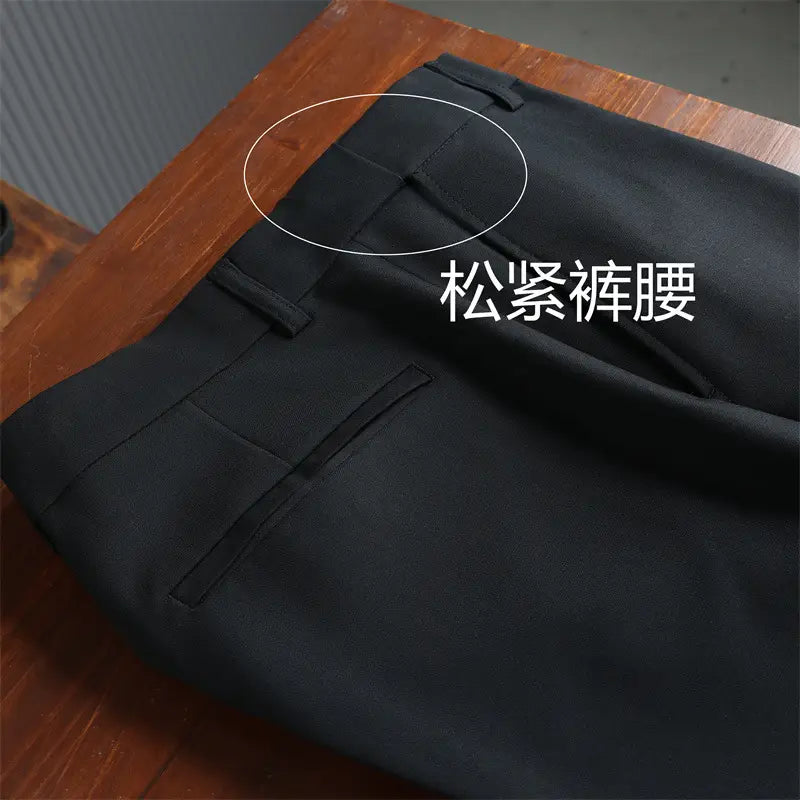 Pantalon slim fit noir confectionné avec des coutures structurées, conçu pour la mode masculine, les affaires et les soirées décontractées dans la collection de costume d’affaires pour homme.