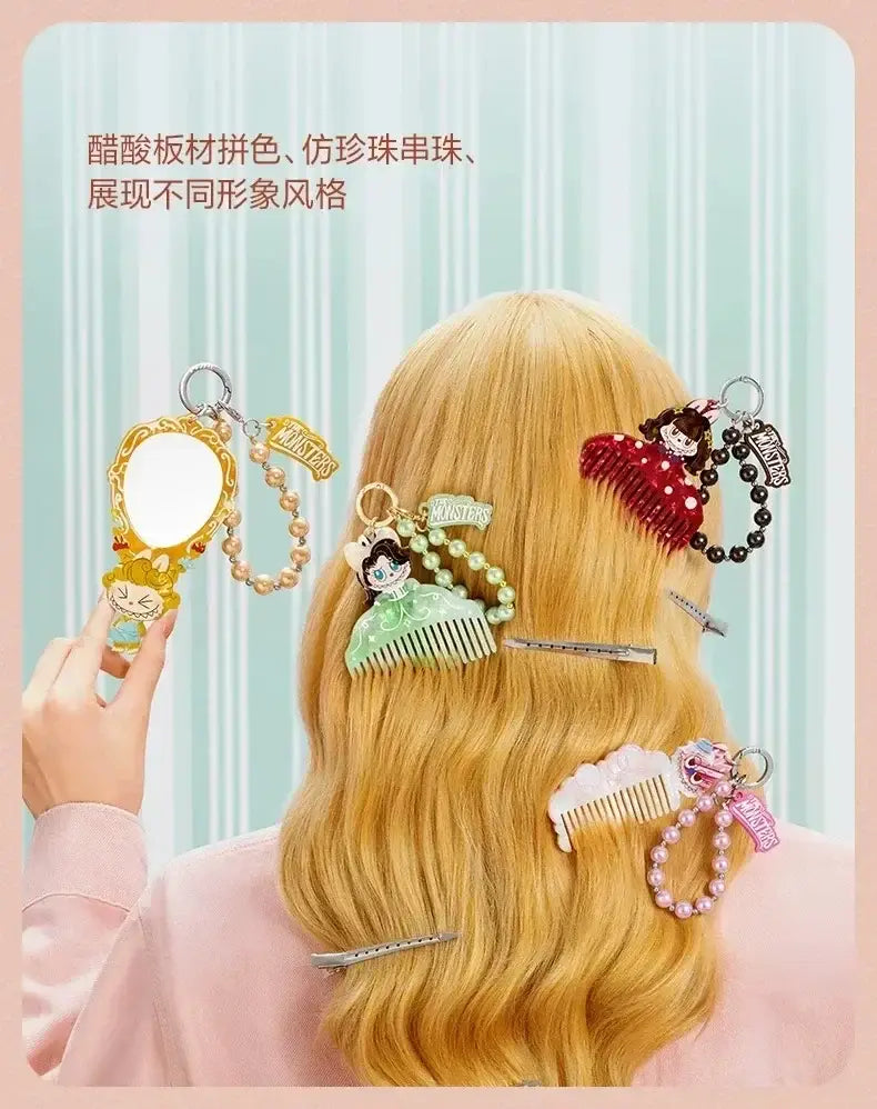 Eine Kollektion märchenhaft wirkender Haaraccessoires mit Charaktermotiven aus der Pop-Mart-Labuub-the-Monsters-Hair-Salon-Guess-Bag, mit akrylen und unechten Perlenverzierungen in Pastellgrüns, Rottönen und Goldnuancen.