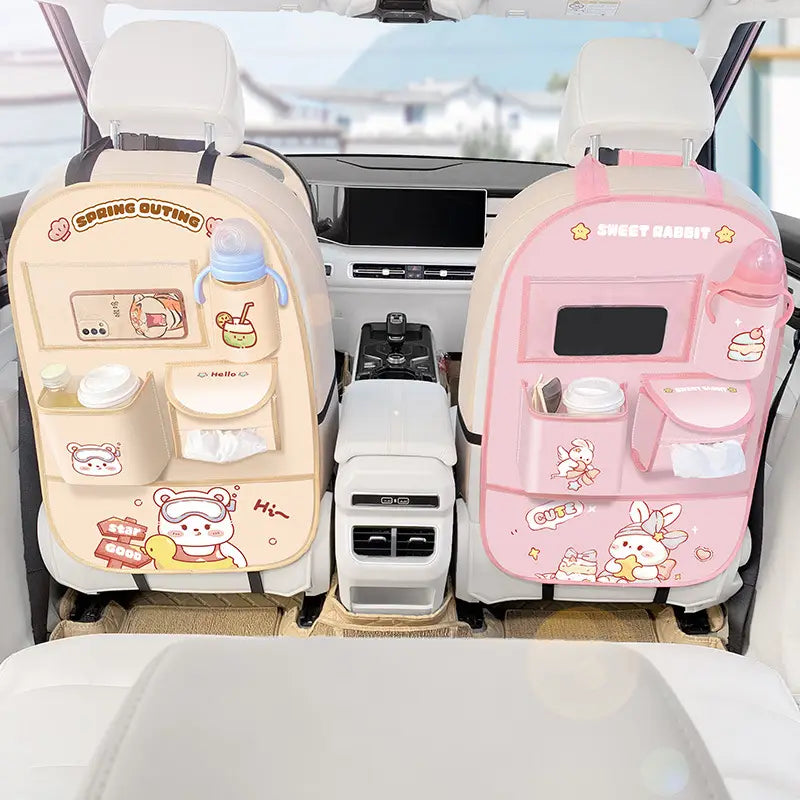 Organizadores para el asiento trasero del coche en beige y rosa con adorables diseños de animales de dibujos animados, múltiples bolsillos y portavasos acoplados para un almacenamiento cómodo.