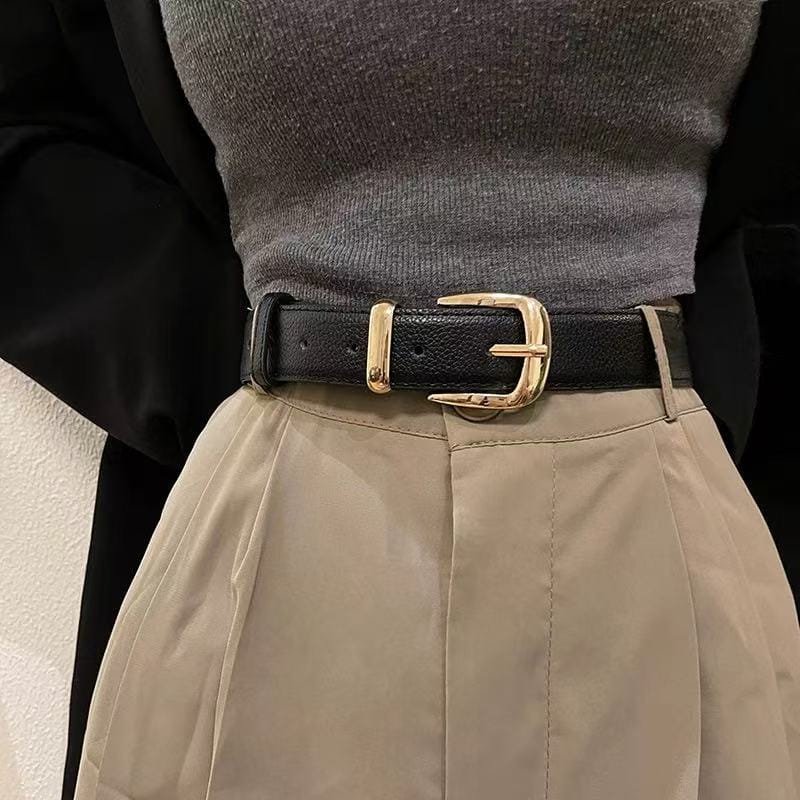 Ceinture en cuir noir avec boucle à tons dorés, conçue comme accessoire décontracté pour jeans en PU pour femmes.