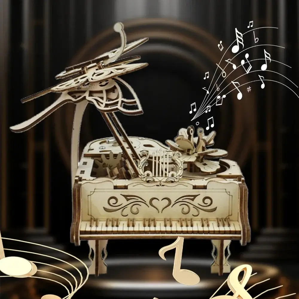 eine kunstvoll gestaltete Klavier-Musikbox aus hellfarbenem Holz mit zarten Schnitzereien und einem darüber sitzenden Libellenmotiv, geschaffen als 3D-Holz-Puzzle-Bastelset.