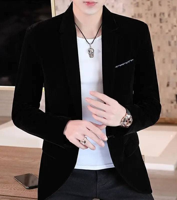 Veste de blazer en velours noire à coupe slim pour homme, avec une coupe sur mesure élégante et un détail discret sur la poche.