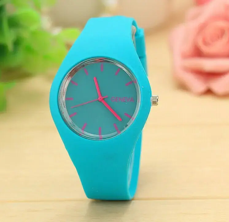 Montre à quartz pour femmes Genève en silicone turquoise vif, cadran assorti et aiguilles roses, conçue pour un usage vestimentaire décontracté.