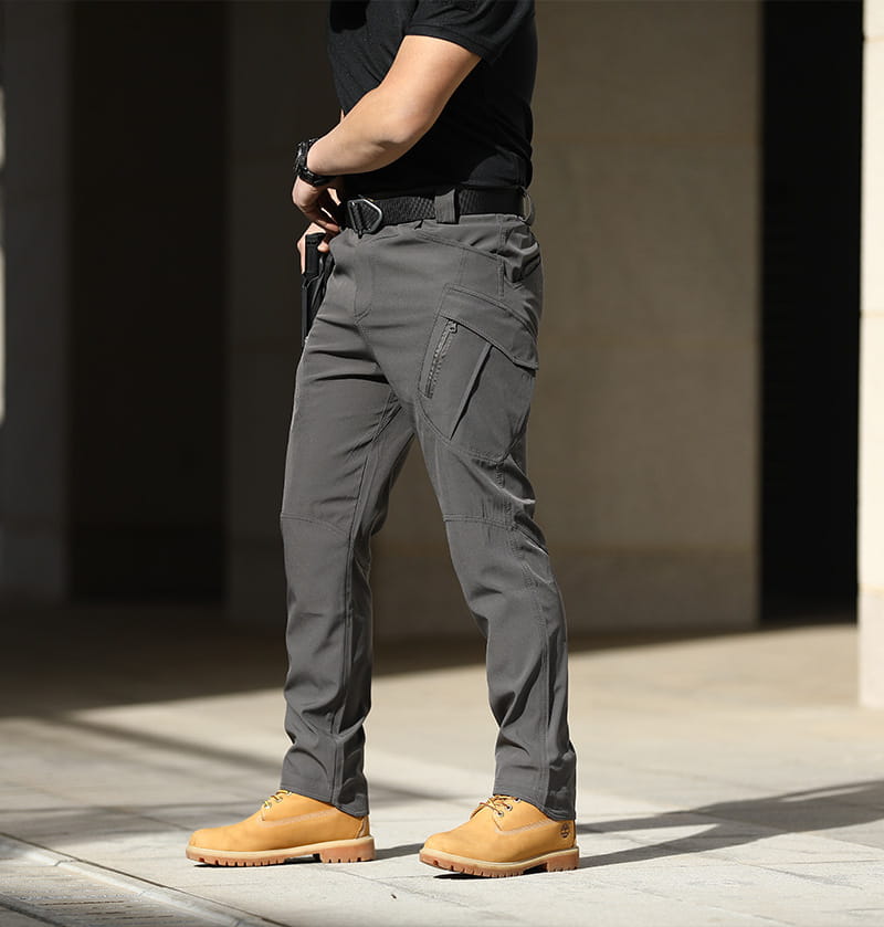 Dunkelgraue wasserdichte taktische Cargo-Hose für Herren mit mehreren Cargo-Taschen und einem langlebigen, funktionalen Design.