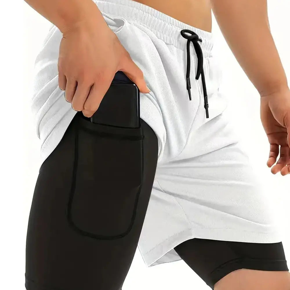 Weiße Sportshorts mit schwarzen Kordelzügen und einer integrierten Seitentasche, die ein Smartphone aus dem Herren-Anime-Kompressionsshirt- und -Shorts-Set aufnimmt.