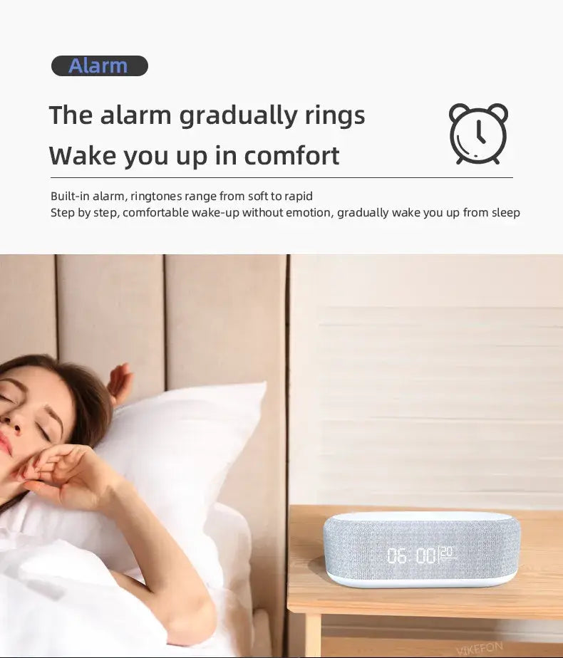 Grauer strukturierter Stoff-Lautsprecher mit Bluetooth-Funktion, kabellosem Laden und Alarmwecker mit weißer digitaler Anzeige zur Anzeige der Uhrzeit und kabelloser Ladefunktion