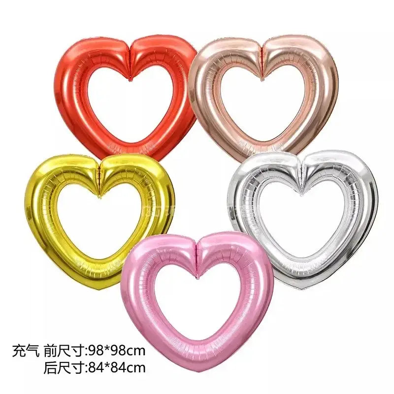 Cinco globos de lámina con forma de corazón en color rojo, dorado rosa, amarillo, plateado y rosa, diseñados como globos de lámina para marco de foto de corazón de 40 pulgadas.