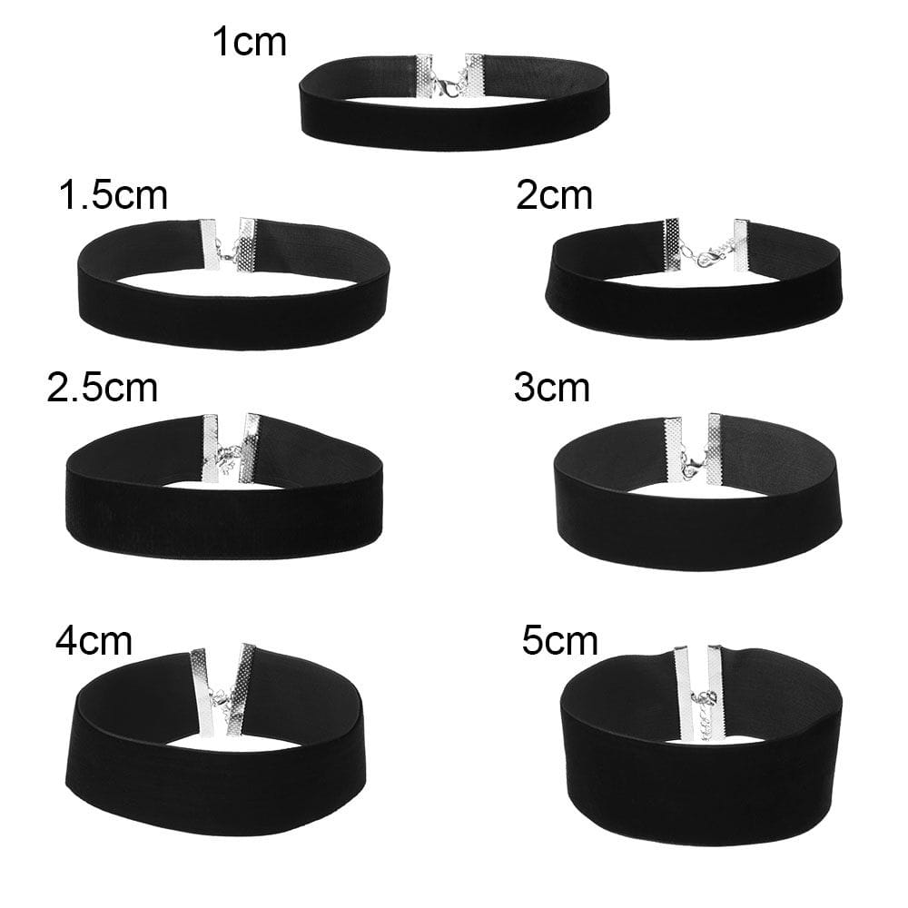 Colliers ras du cou en velours noir avec fermoirs en métal à ton argenté disponibles en diverses largeurs de 1 cm à 5 cm, bijoux gothiques vintage.
