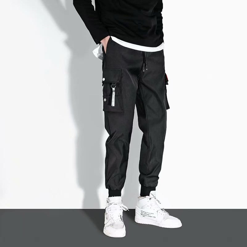 Schwarze Herren-Tactical-Cargo-Hosen mit mehreren Taschen und Kordelzug am Bund, entworfen für Freizeit-Workwear und Jogger.
