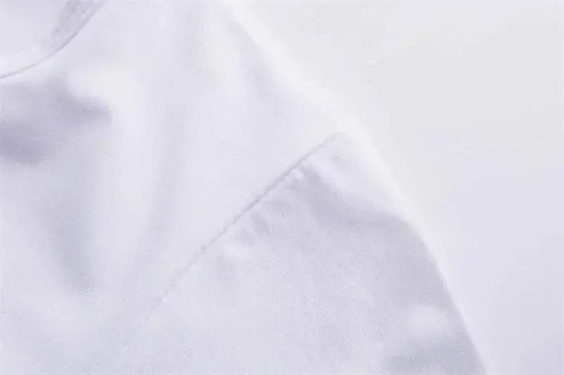 Weißes Baumwoll-Gamer-Perfekt-Tag-Grafik-T-Shirt für Herren mit weichem, leicht strukturiertem Stoff und deziser Ziernaht entlang der Schulternaht.