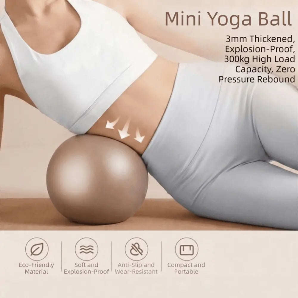 Un balón de yoga Pilates antiestallidos de 22 cm color dorado elegante, con diseño antivoladura de 3 mm de espesor, para el entrenamiento del core y el acondicionamiento físico.
