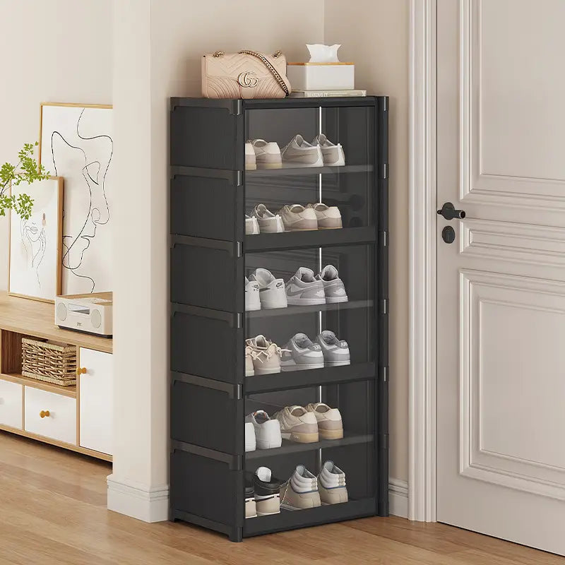 schwarzer Kunststoff-Schuhschrank mit transparenten Glastüren und fünf Ablagen, die weiße Sneakers in einem großen Schuhregal mit klaren Türen aufnehmen