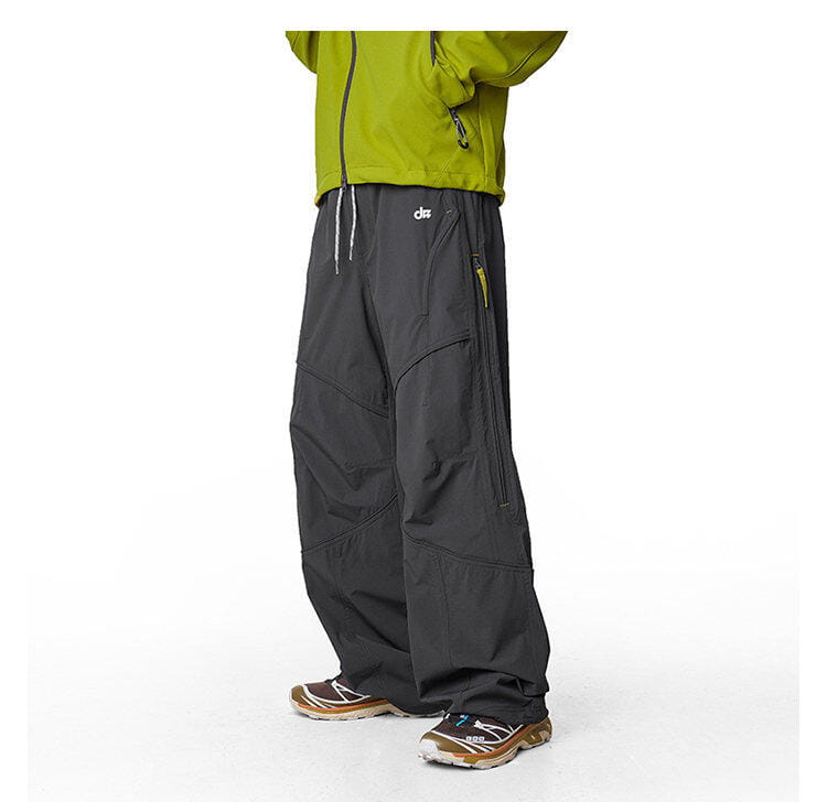 pantalones cargo impermeables de senderismo para hombre en gris oscuro, con tejido resistente, ajuste relajado y múltiples bolsillos con cremallera, diseñados para un rendimiento de secado rápido.