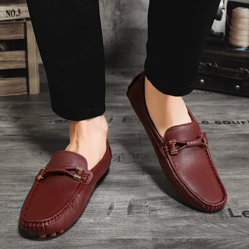 Les chaussures à enfiler habillées en cuir se portent sans effort avec des chaussures décontractées en cuir bordeaux, avec un nœud décoratif et des accents métalliques ton or.