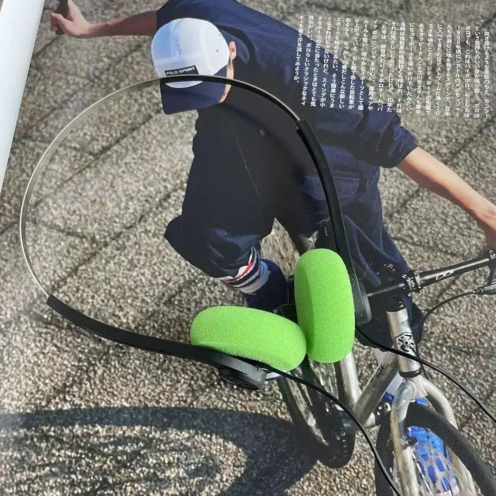 Kleine retro-kabelgebundene Over-Ear-Kopfhörer, tragbar, schwarz, mit hellgrünen Schaumstoff-Ohrpolstern auf einem schwarzen Stirnband, ausgelegt für Komfort und Stil.