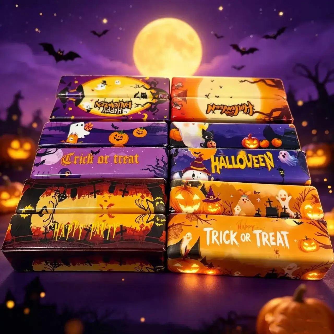 Halloween- langsam ansteigendes Butter-Quetschtier in rechteckigen Candy-Boxen mit leuchtenden Orange-, Lila- und Schwarz-Designs, mit Kürbissen, Geistern, Fledermäusen und unheimlichem Text für festliche Dekoration.