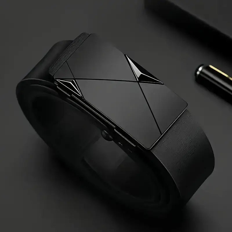 Cinturón automático de cuero para hombre con hebilla de cierre automático en negro, con una correa de cuero elegante y una hebilla metálica de diseño geométrico, con facetas angulares y acabado mate.