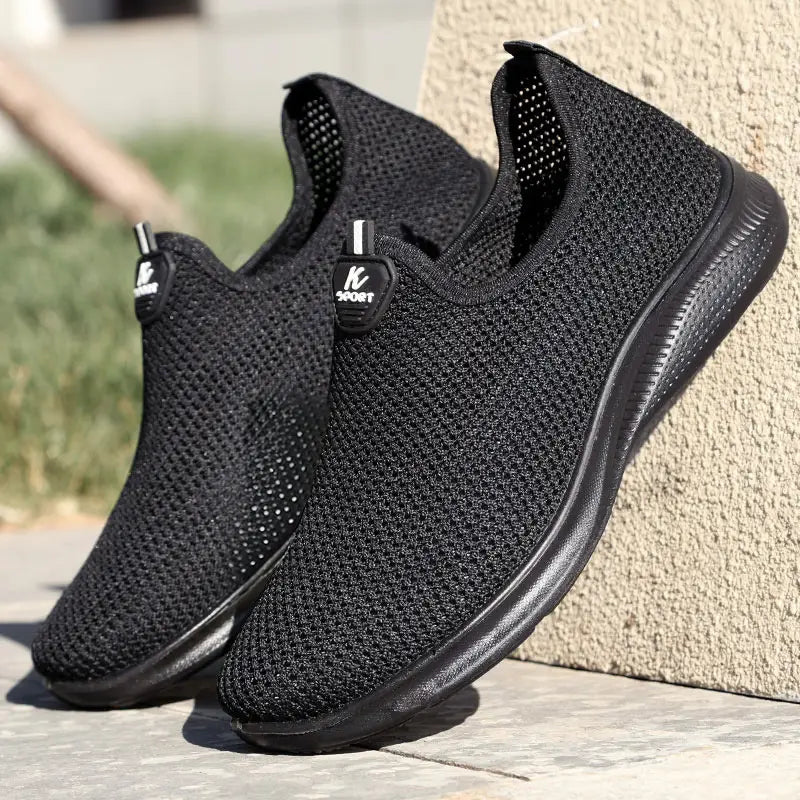 Baskets décontractées à enfiler pour hommes en mesh noir, avec conception respirante et semelles en caoutchouc.