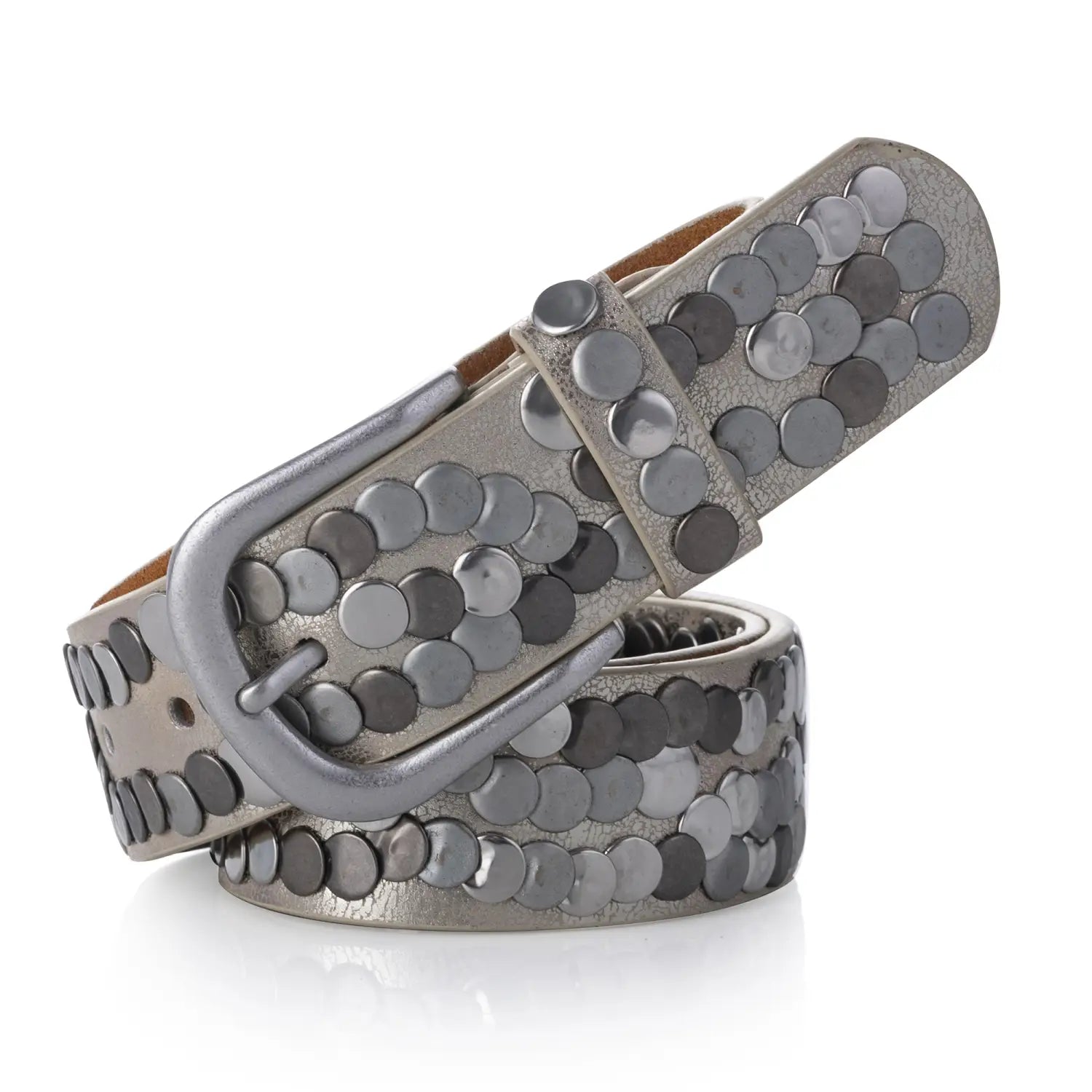 Ceinture punk en cuir clouté pour femmes, avec une lanière en cuir à tons argentés, ornée de rangées de clous circulaires métalliques dans des nuances de gris et d’argent.