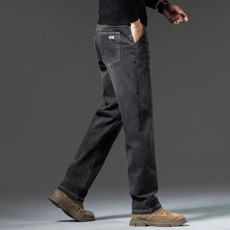 Jeans rétro délavés coupe droite ample pour hommes en denim bleu foncé, avec une coupe droite et des détails de décoloration subtile.
