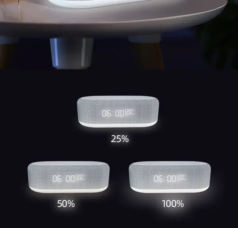 Reloj despertador de alarma rectangular de carga inalámbrica con carcasa exterior de tela gris con textura y pantalla digital iluminada que muestra la hora, con función de carga inalámbrica y modo de ahorro de energía.