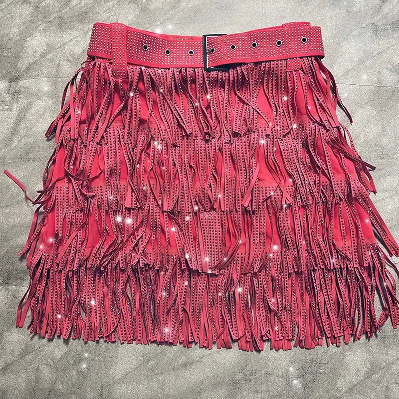 Mini-jupe rouge vif à franges en strass taille haute, avec ceinture à rivets et finitions de franges superposées.
