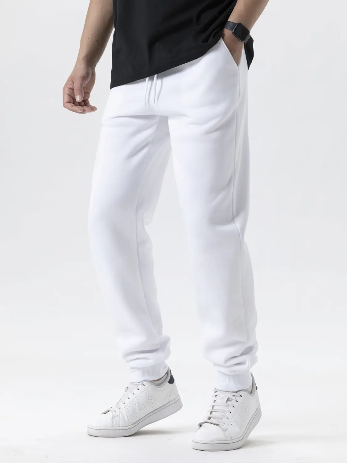Pantalons de jogging en polaire pour hommes, en coton blanc, avec une taille à cordon de serrage et des poignets fuselés conçus pour une tenue d’hiver décontractée.