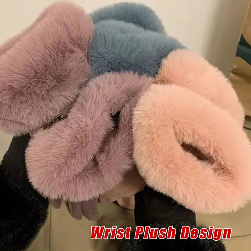 Weiche, flauschige Handgelenkbündchen aus Pastellrosa und staubigem Blau mit Kunstfell, getragen an Damen-Touchscreen-Winterhandschuhen mit windabweisendem Schutz.