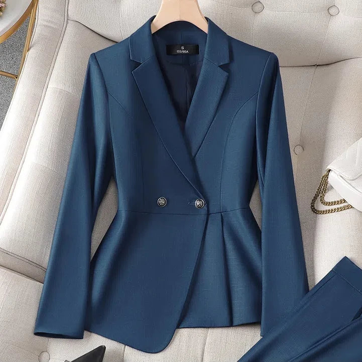 Ensemble veste blazer croisée double boutonnage pour femme, grande taille, bleu marine, avec un bas à volants (peplum) et des boutons décoratifs.