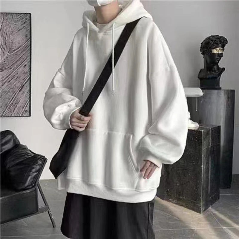 Hoodie en polaire ample blanche avec cordons et poche avant, conçu comme un pullover décontracté
