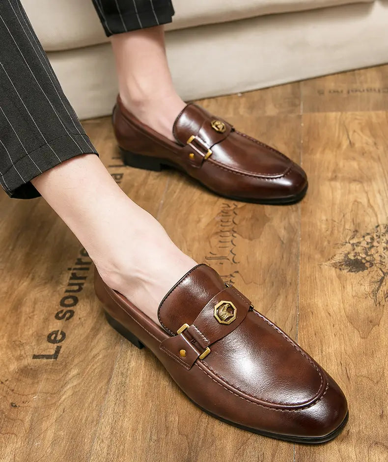 Herren-Lederslipper im eleganten Stil in Braun mit goldfarbenen Schnallenakzenten aus hochwertigem Leder.