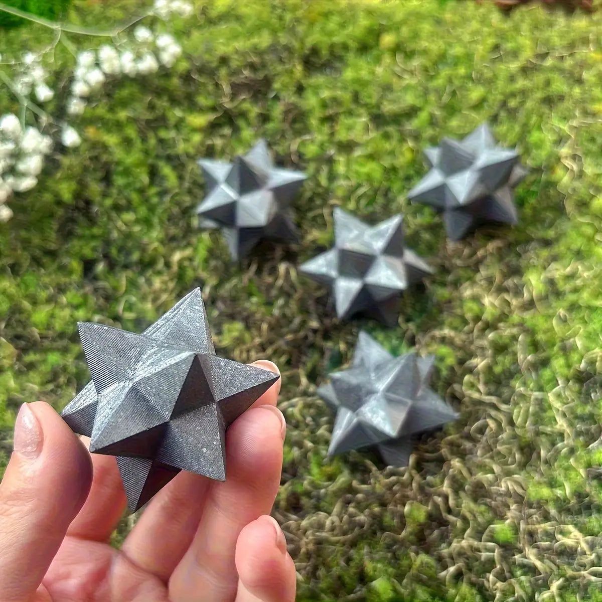 un cristal de merkaba en shungite noir géométrique en forme d’étoile, au fini noir mat, présentant une conception facettée imprimée en 3D, adapté à un style de décoration moderne et à l’aménagement intérieur.