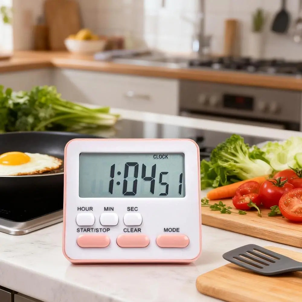 Digitaler Küchentimer in Pink mit geräuschloser Countdown-Uhr, mit weißer Vorderseite und zartrosa Tasten, die 1 04 51 auf seinem LCD-Display anzeigen.
