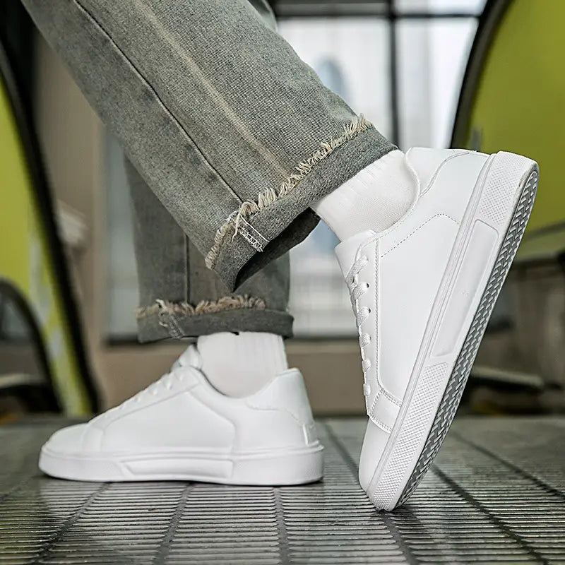 Weiße Ledersneaker im Freizeitstil mit einem klaren minimalistischen Design und einer glatten, lederähnlichen Oberseite für sportliche Leichtgewichtsanwendungen.