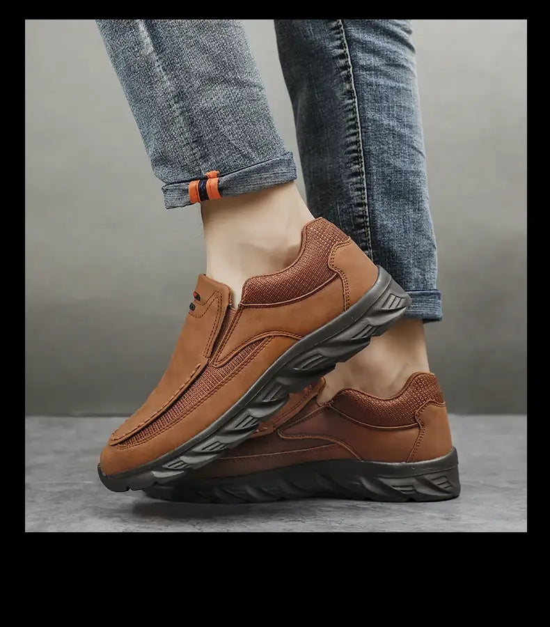 Herren-Lederschuhe im lässigen Stil in braunem Leder mit einem strukturierten Mesh-Element und schwarzer Gummisohle, für den täglichen Gebrauch entworfen
