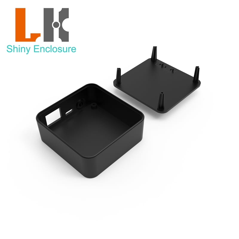 schwarzes Kunststoffgehäuse in rechteckiger Form mit vier hervorstehenden Füßen und seitlicher Aussparung für ein 74x71x27-mm-WLAN-Router-AP aus ABS-Kunststoff.