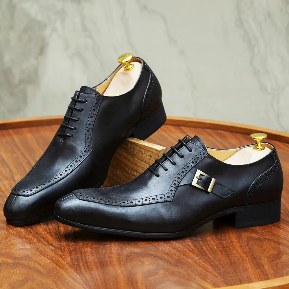 Chaussures de ville à bout brogue type derby Oxford pour homme en cuir véritable noir, avec boucle ton or et un design brogue détaillé.