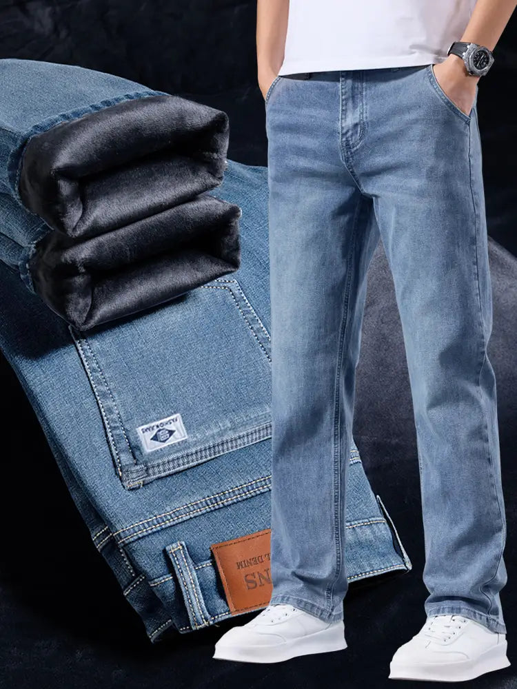 Jeans rétro délavés coupe droite ample pour hommes en denim clair, avec doublure en molleton noir, avec une coupe droite classique et des empiècements de marque.
