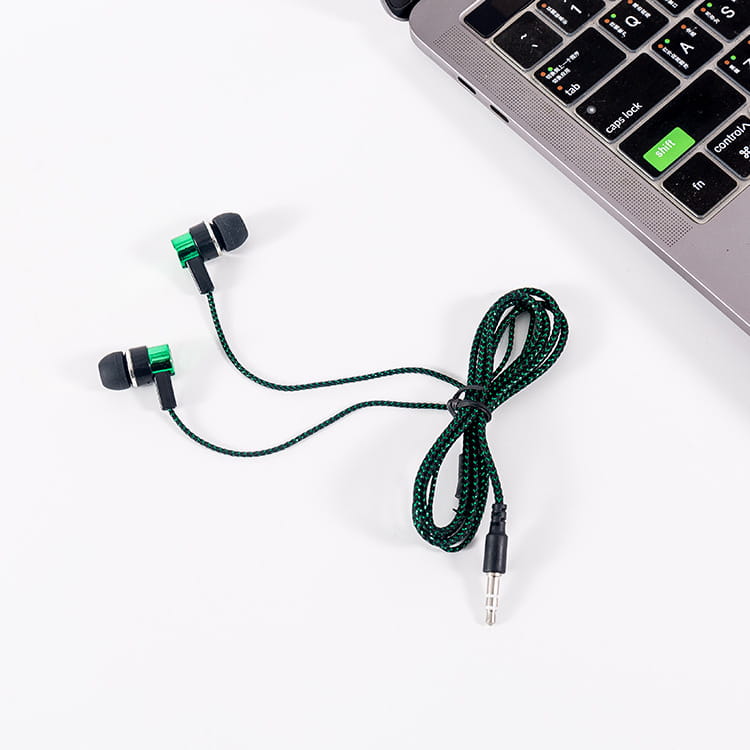 Verkabelte In-Ear-Kopfhörer mit Mikrofon; Merkmal: grüne und schwarze Ohrhörer sowie ein geflochtenes Kabel mit 3,5-mm-Anschluss.